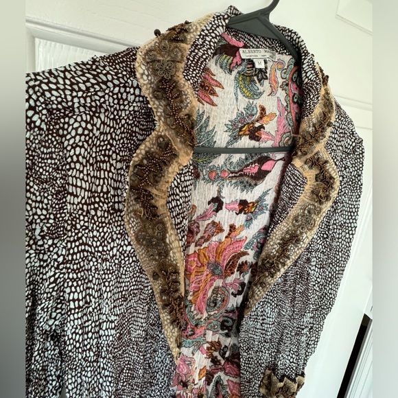 Bronze beading and lace accents on collar, cuffs & pockets: flattering cut. - Picture 5 of 9